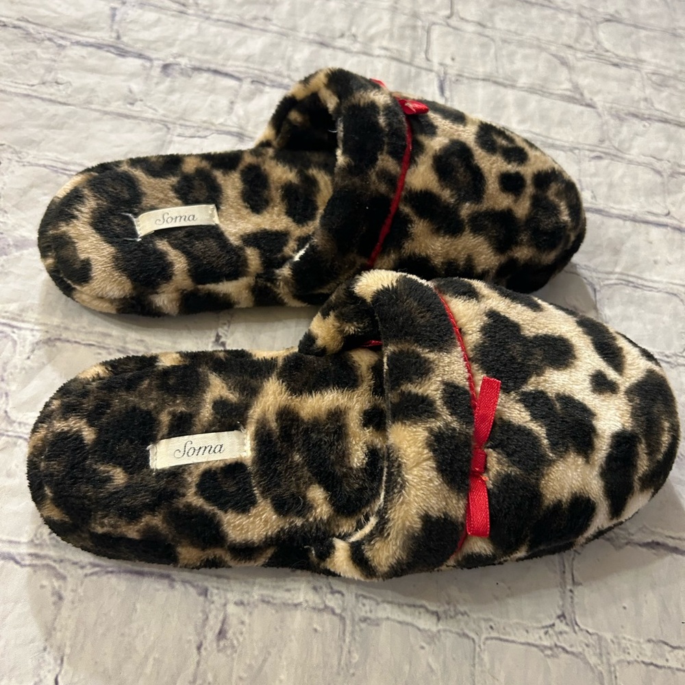 SOMA CHEETAH PRINT WITH RED  RIBBON BOW ACCENT WOMENS SLIPPERS SIZE MEDIUM